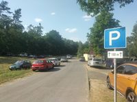 Parken auf Wiese am Waldbad Oberau