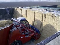 Futtermischwagen beim Einfr&auml;sen von Silage